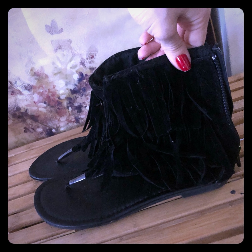 Fringe sandal